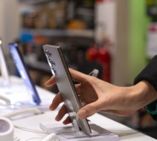 Telefon prodavnica prodaja telefona u brojkama Foto-Shutterstock Izvor Mondo