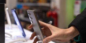 Telefon prodavnica prodaja telefona u brojkama Foto-Shutterstock Izvor Mondo