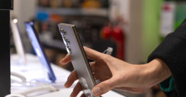 Telefon prodavnica prodaja telefona u brojkama Foto-Shutterstock Izvor Mondo