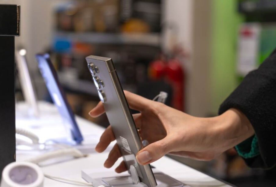 Telefon prodavnica prodaja telefona u brojkama Foto-Shutterstock Izvor Mondo