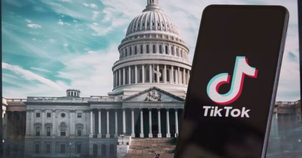 TikTok SAD Bela kuca telefon Foto Shutterstock Izvor Mondo
