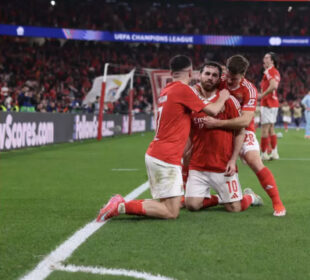 Turski vezista Orkun Kokču slavi sa saigračima nakon što je postigao gol protiv Monaka na stadionu Luž u Lisabonu foto Filipe Amorim AFP