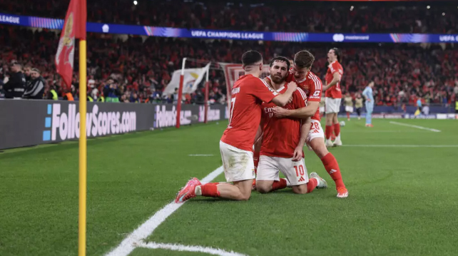 Turski vezista Orkun Kokču slavi sa saigračima nakon što je postigao gol protiv Monaka na stadionu Luž u Lisabonu foto Filipe Amorim AFP